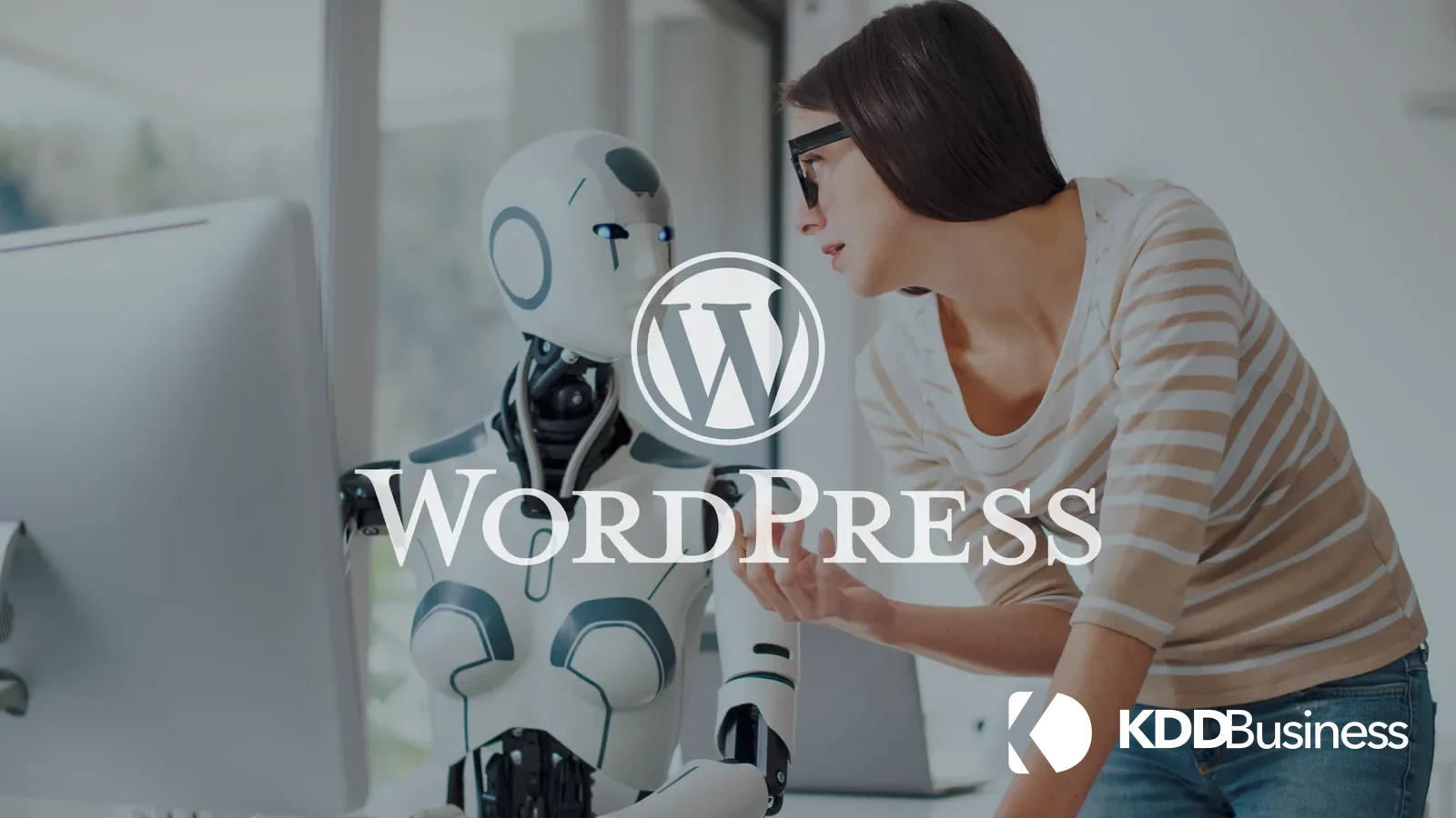 Emprendedora trabajando con su ordenador en WordPress usando el MCP Adapter