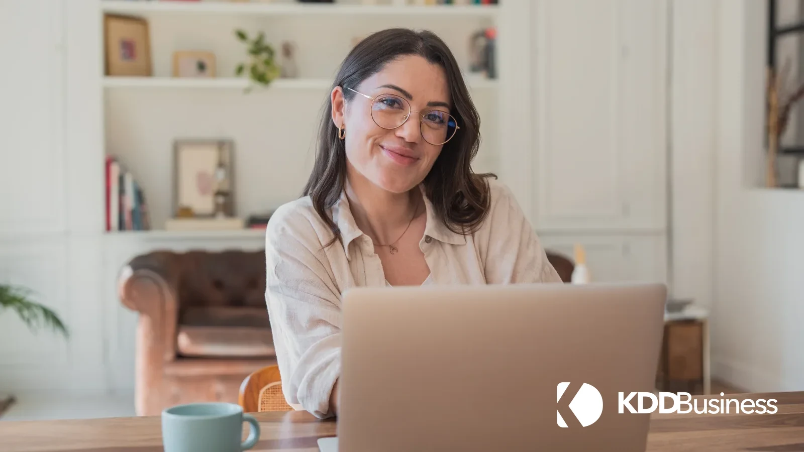 Mujer trabajando desde casa en su negocio online con portátil